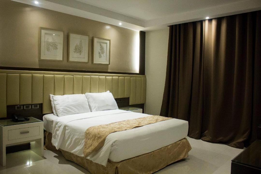 Crown Royale Hotel Balanga Luaran gambar