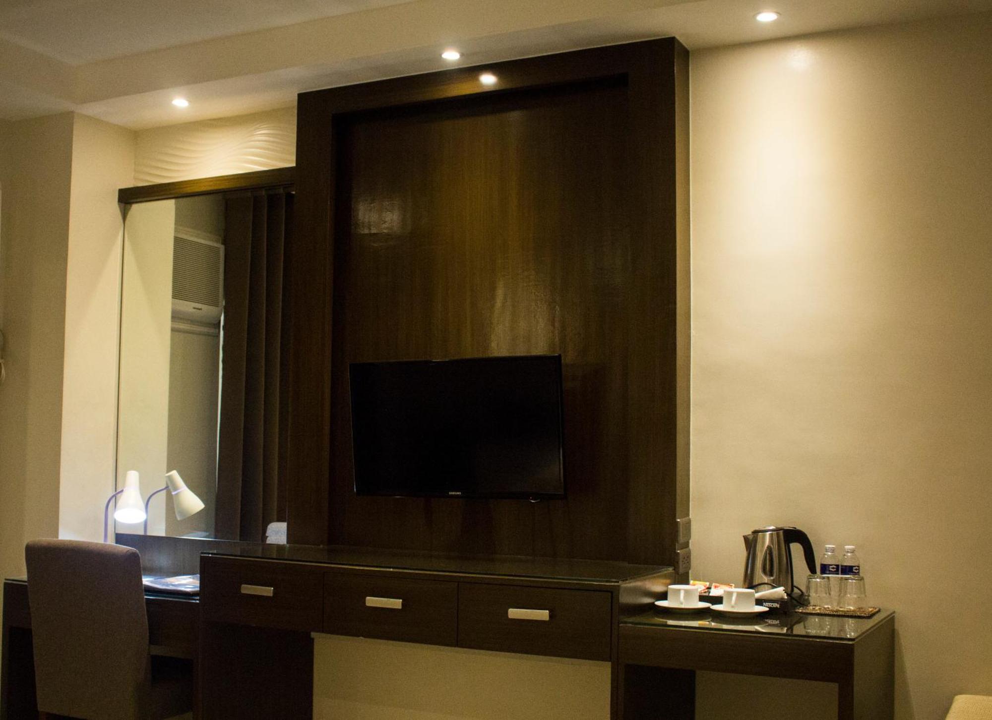 Crown Royale Hotel Balanga Luaran gambar