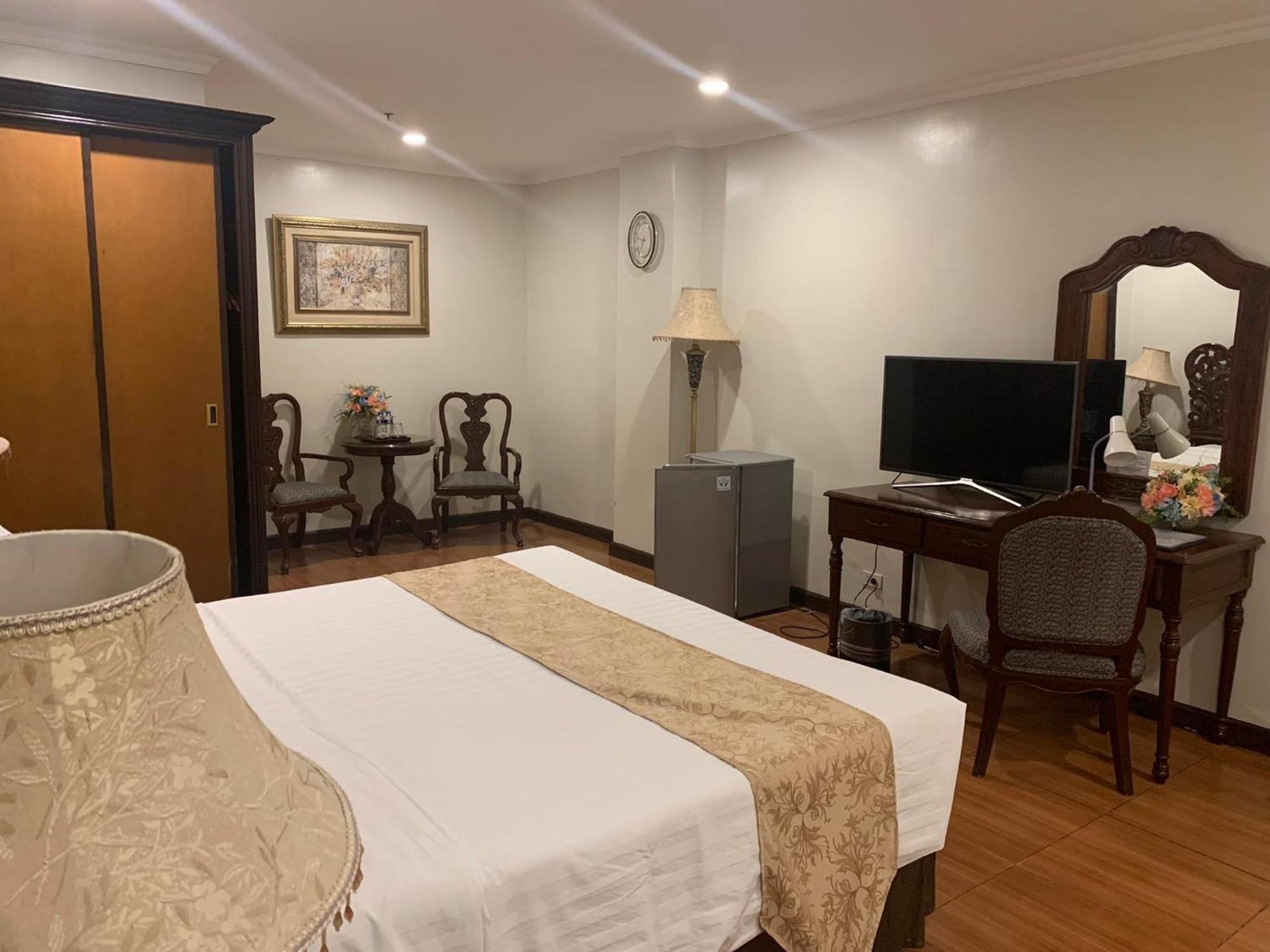 Crown Royale Hotel Balanga Luaran gambar