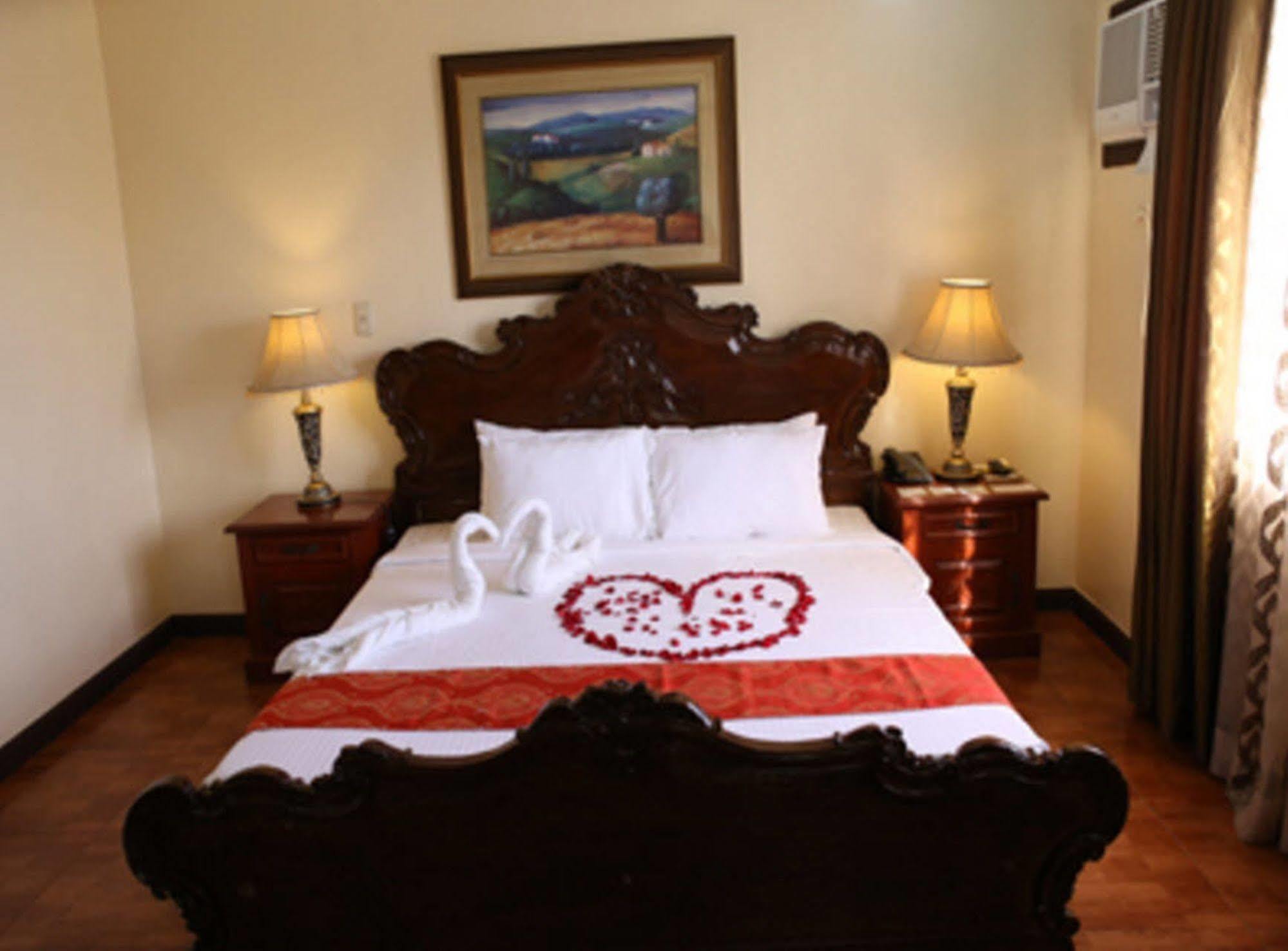 Crown Royale Hotel Balanga Luaran gambar