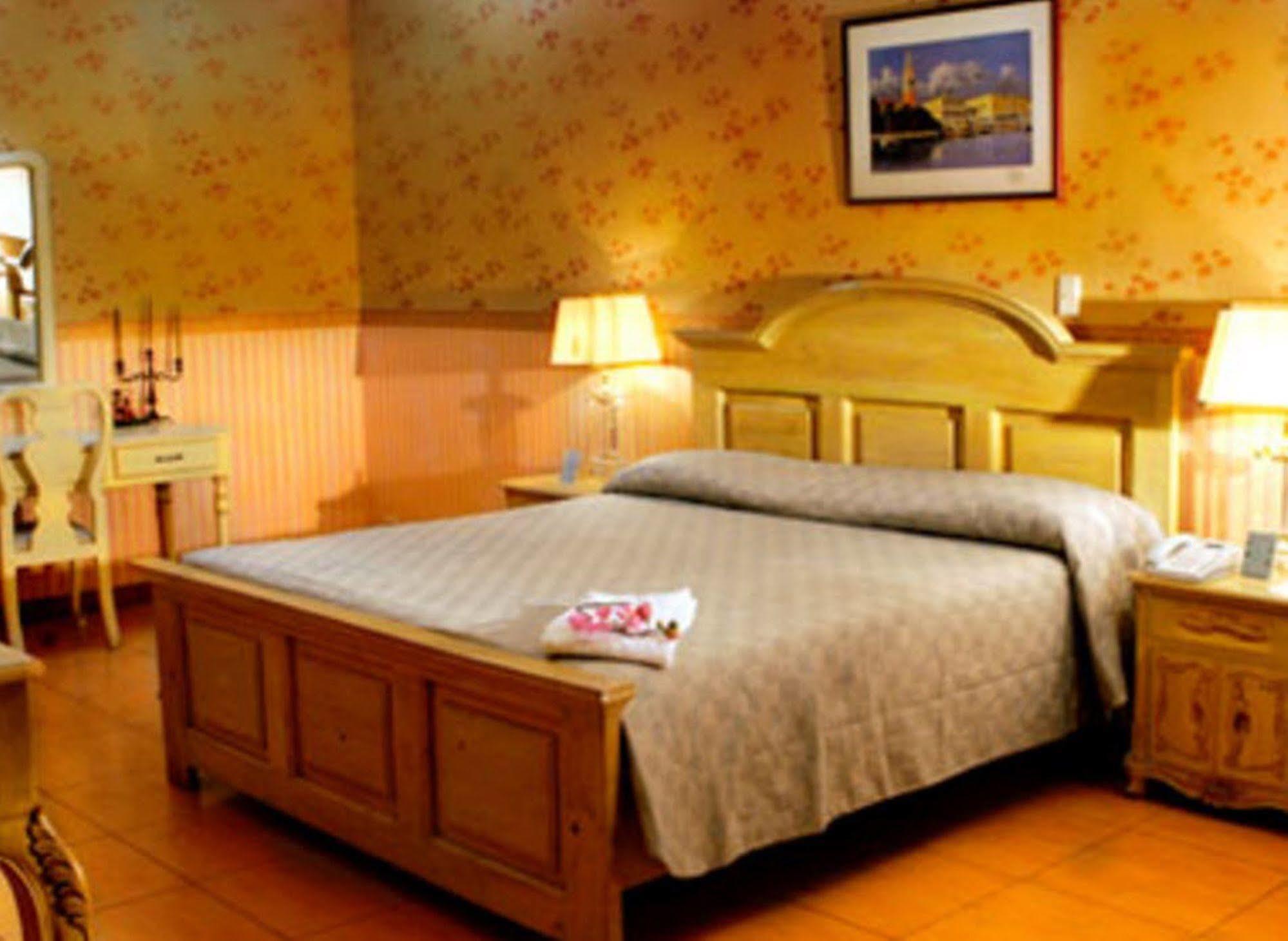 Crown Royale Hotel Balanga Luaran gambar