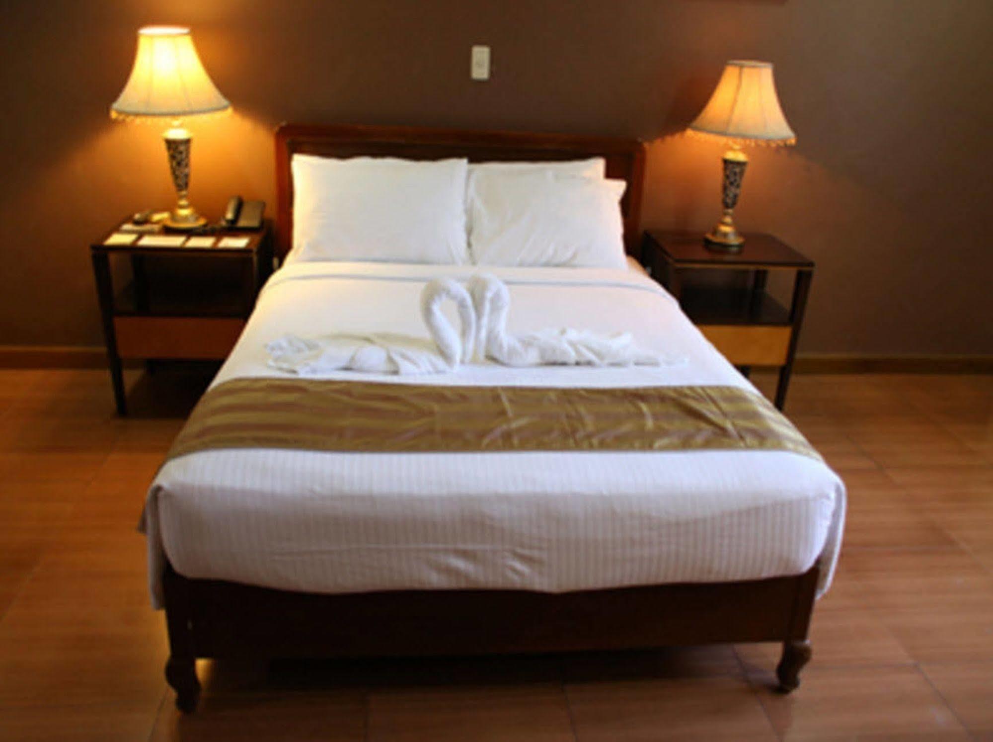 Crown Royale Hotel Balanga Luaran gambar