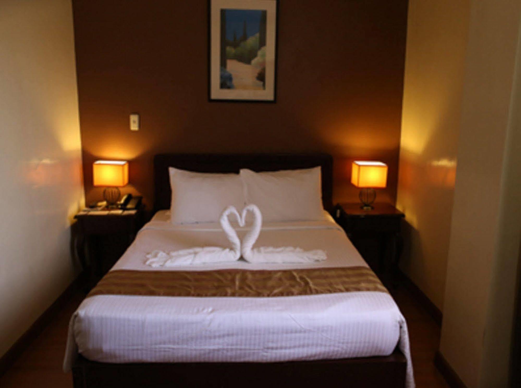 Crown Royale Hotel Balanga Luaran gambar