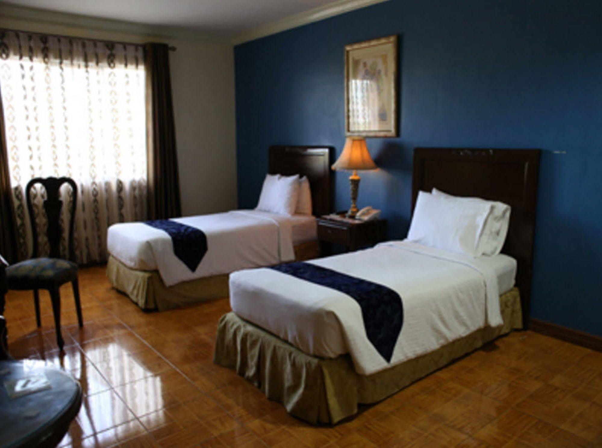 Crown Royale Hotel Balanga Luaran gambar