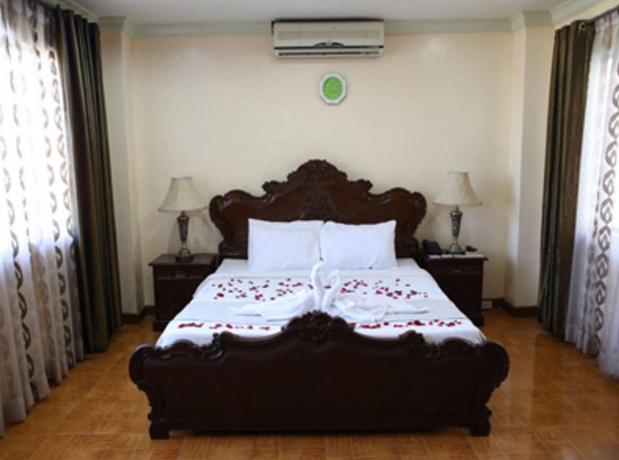 Crown Royale Hotel Balanga Luaran gambar
