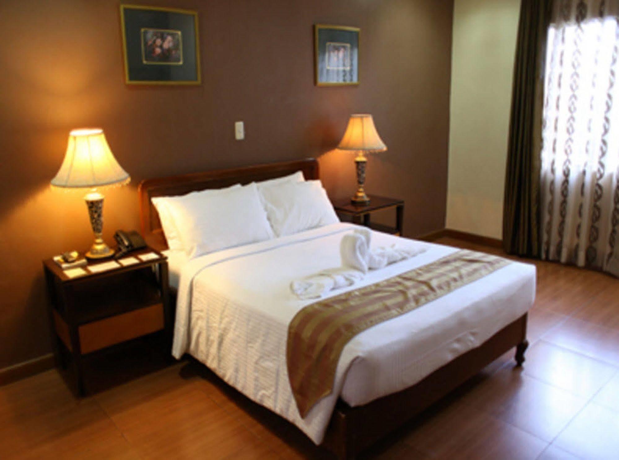 Crown Royale Hotel Balanga Luaran gambar