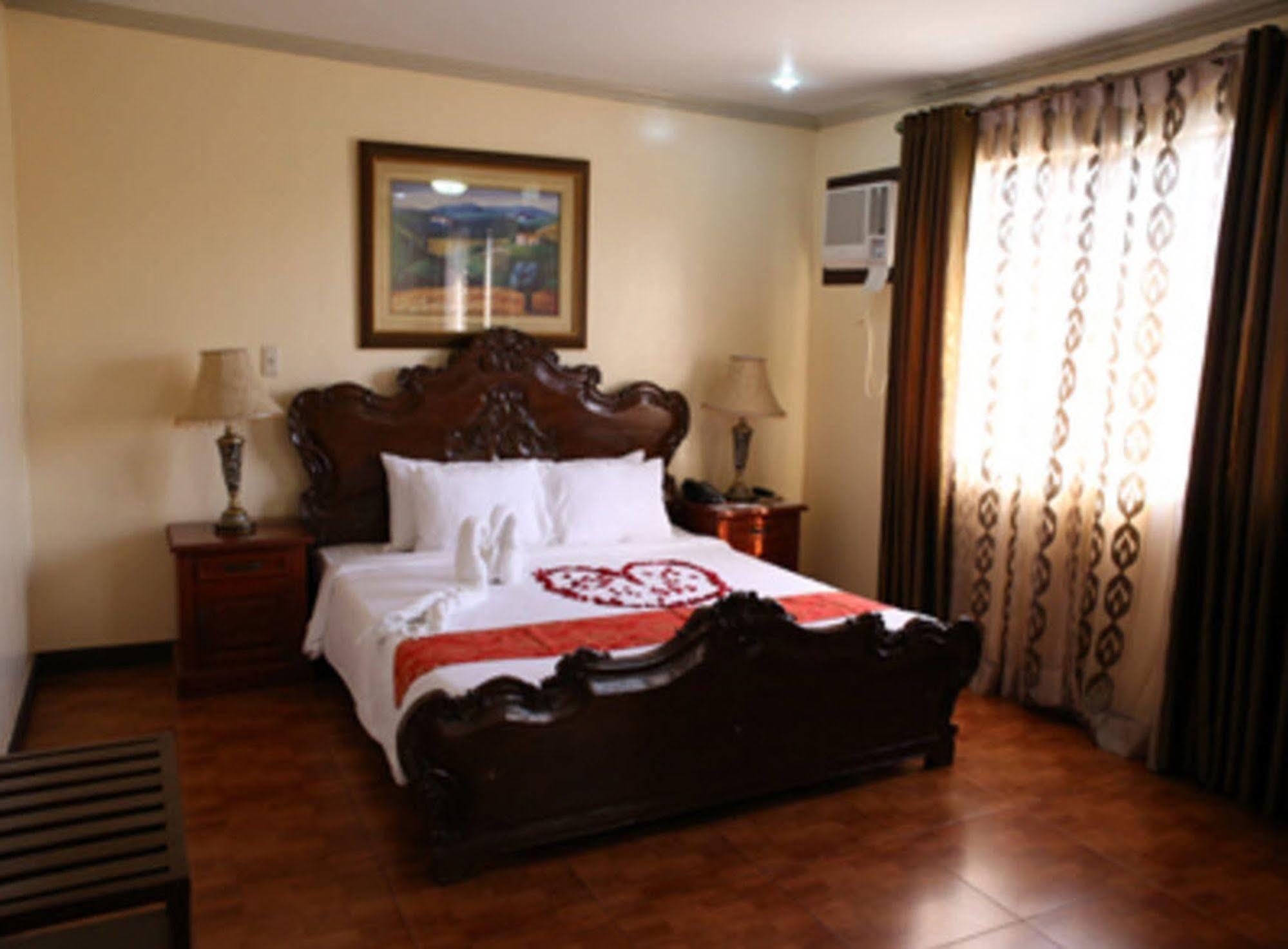 Crown Royale Hotel Balanga Luaran gambar