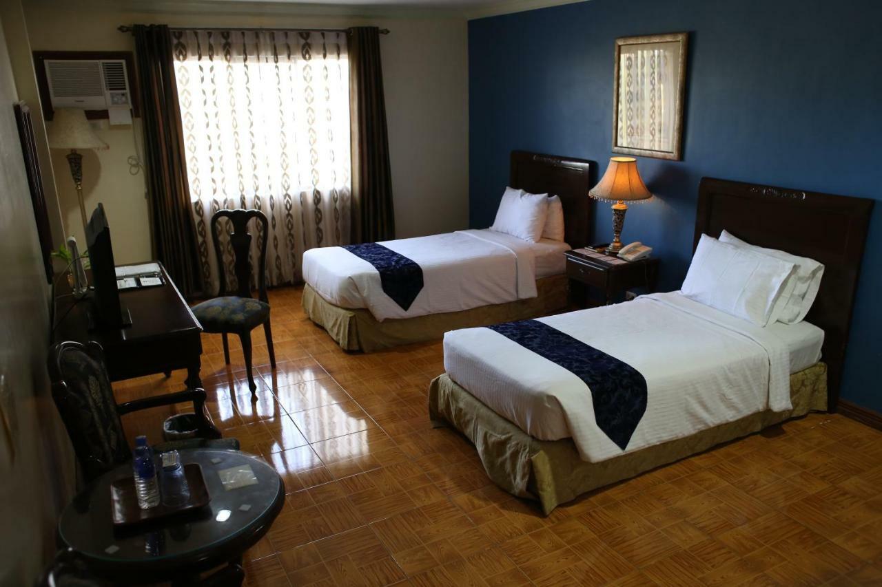 Crown Royale Hotel Balanga Luaran gambar